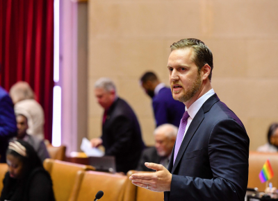 Assemblyman Andrew Hevesi, a Queens Democrat, speaks on the floor of the Assembly chamber. (Provided by Hevesi's office)